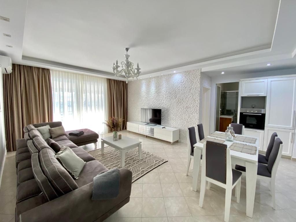 TV a/nebo společenská místnost v ubytování Aquamarine Apartments