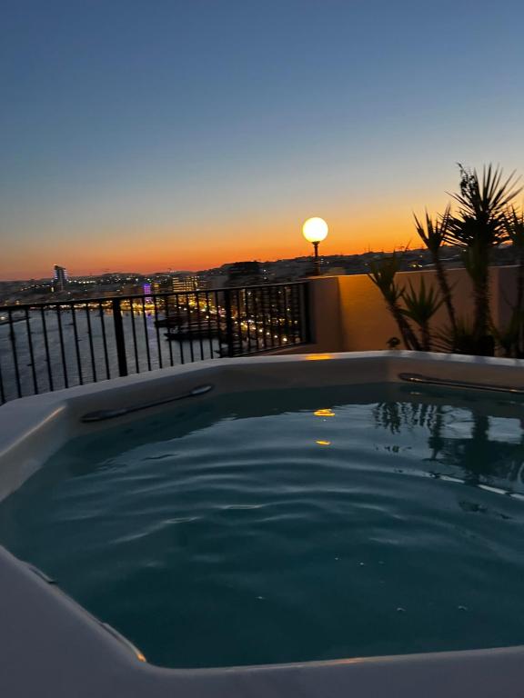 Bazén v ubytování Sliema Marina Hotel nebo v jeho okolí