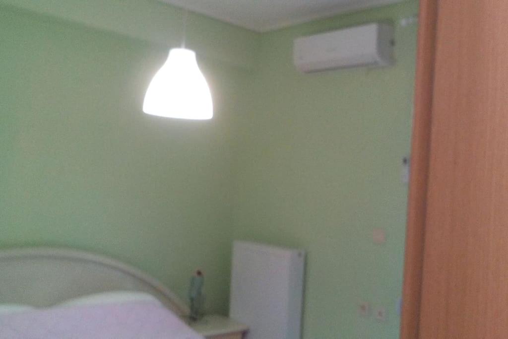 Posteľ alebo postele v izbe v ubytovaní jazzyhome in Volos