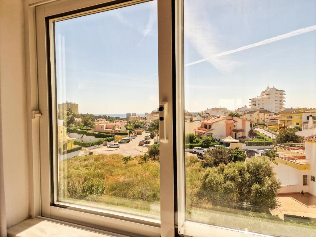 Nespecifikovaný výhled na destinaci Alvor nebo výhled na město při pohledu z apartmánu