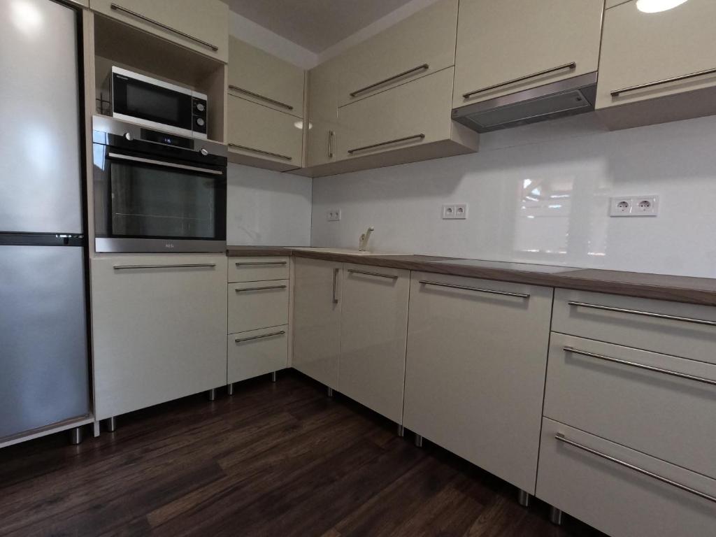 Kuchyň nebo kuchyňský kout v ubytování Riviéra Apartmanok