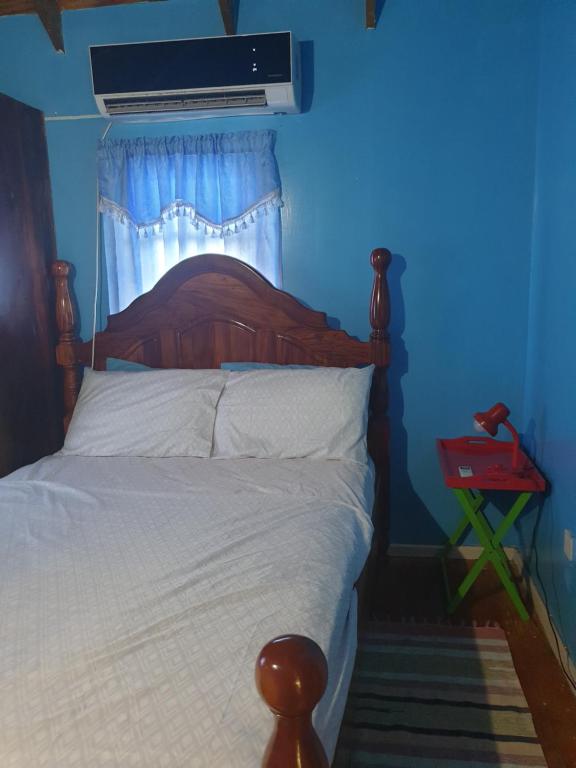 Postel nebo postele na pokoji v ubytování Seawind Cottage Authentic St.Lucian Accommodation near Plantation Beach
