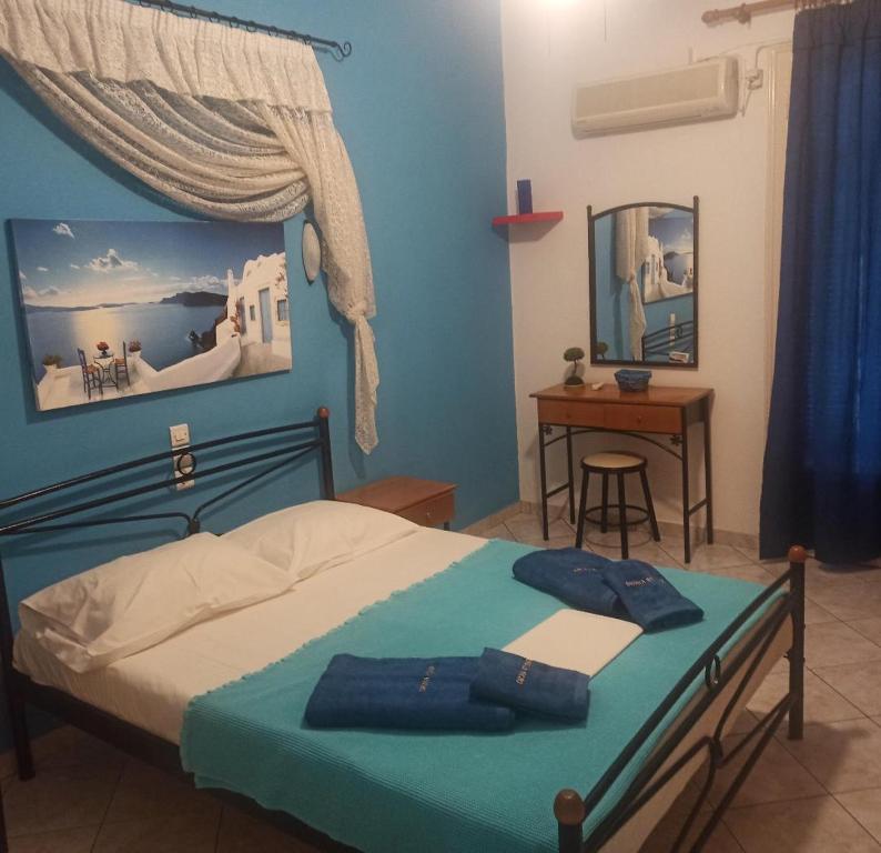 Postel nebo postele na pokoji v ubytování Drosia Studios - Λυμπερόπουλος