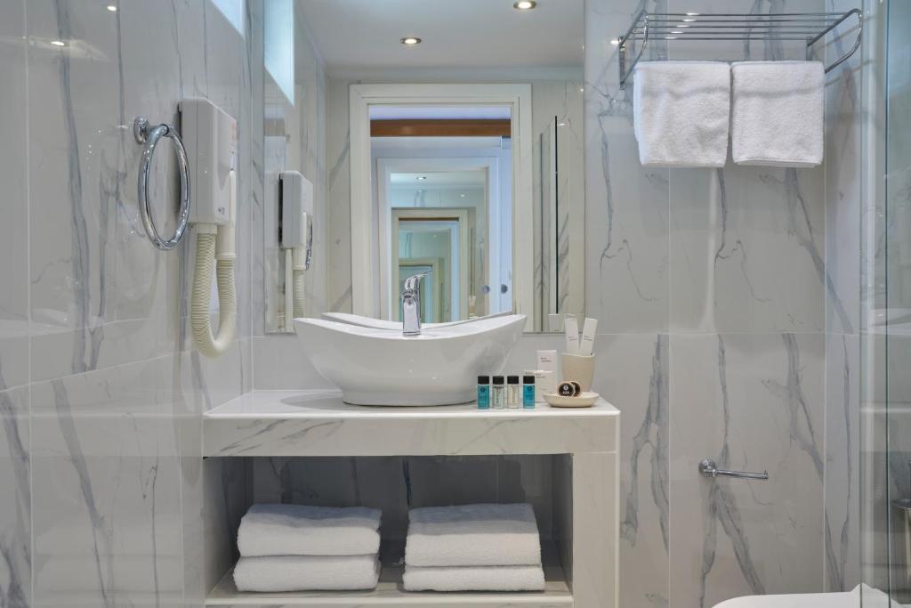 Koupelna v ubytování Xenia Poros Image Hotel