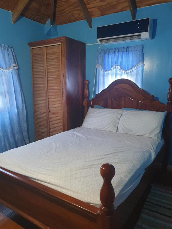 Postel nebo postele na pokoji v ubytování Seawind Cottage Authentic St.Lucian Accommodation near Plantation Beach