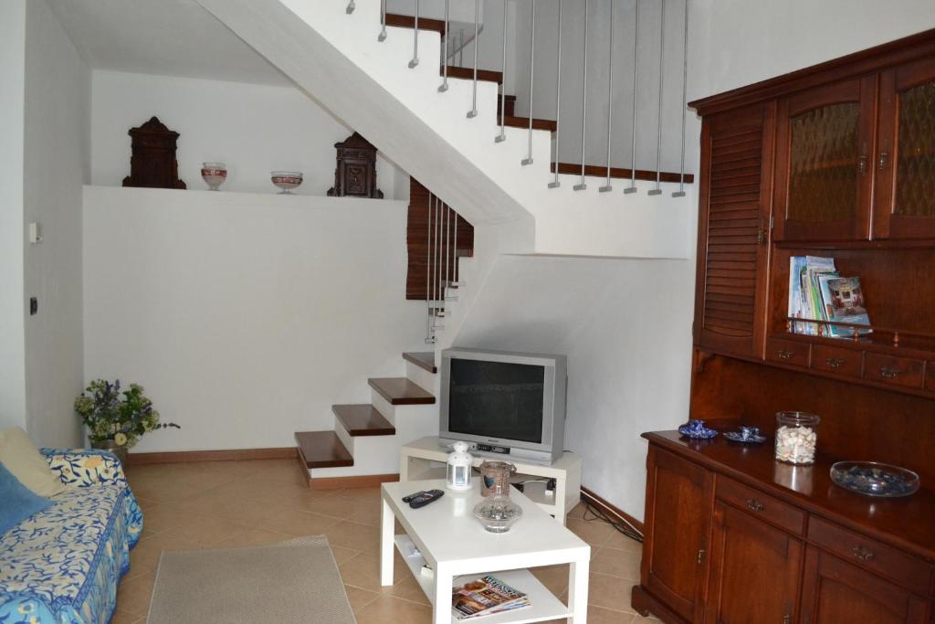 sala de estar con TV y escalera en Villa Giovanna Apt A, en Sestri Levante