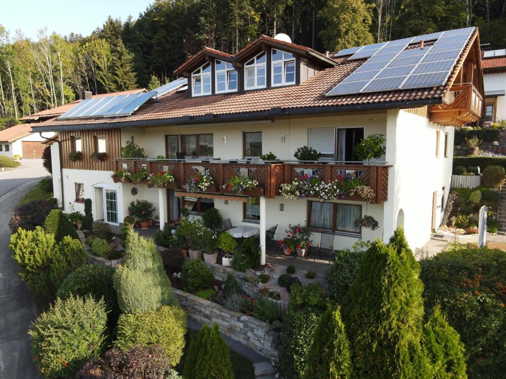 ein Haus mit Sonnenkollektoren auf dem Dach in der Unterkunft Ferienwohnungen Grill in Schönberg