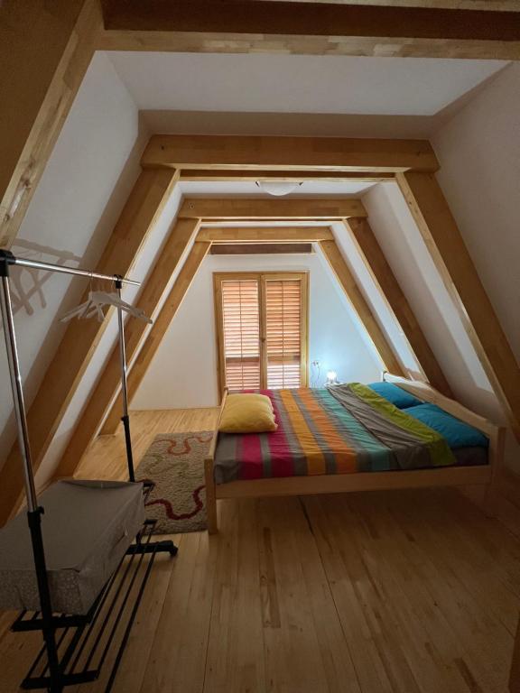 Habitación con cama en el ático en Vikendica Oaza mira, en Žabljak