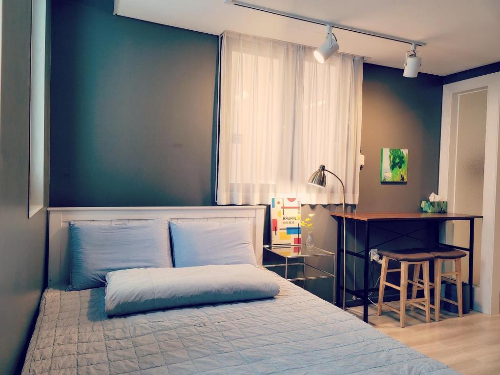 Postel nebo postele na pokoji v ubytování Picasso Guesthouse