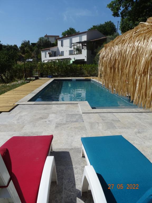 a swimming pool with a chaise lounge and a house at Les Ecrins d'Aix-en-Provence in Aix-en-Provence