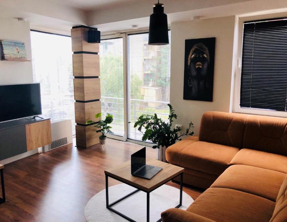 un soggiorno con divano e tavolo di Urban Corner - Deluxe Apartments a Bitola