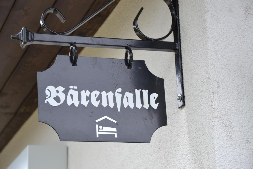 Un cartello appeso a un muro che dice supermercato di Bärenfalle a Neuhardenberg
