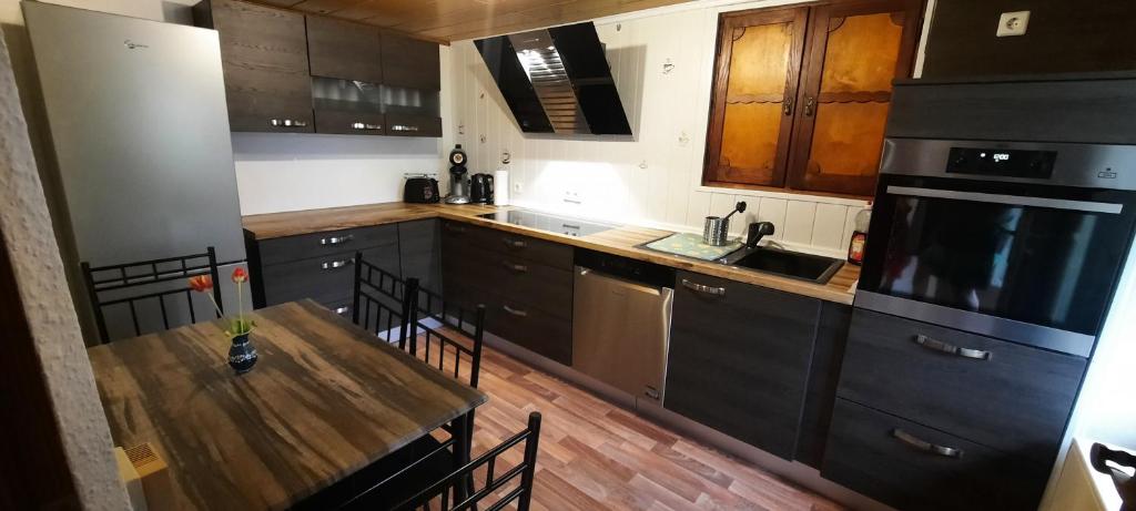 eine Küche mit einem Holztisch und Holzböden in der Unterkunft Ferienwohnung Seelust in Schluchsee
