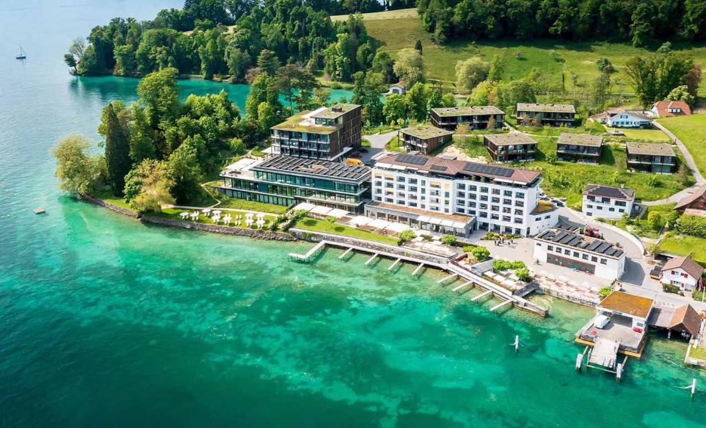 eine Luftansicht eines Resorts auf dem Wasser in der Unterkunft Campus Hotel Hertenstein in Weggis