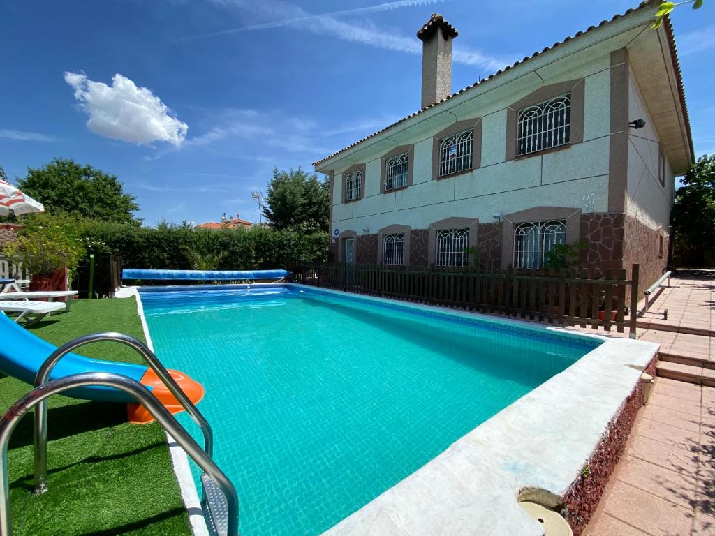 - une piscine en face d'une maison dans l'établissement Los Caminos, à Pezuela de las Torres