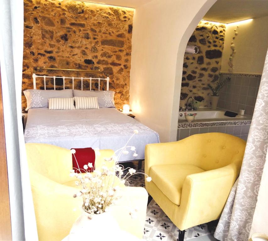アレーナス・デ・サン・ペドロにあるLa Solanaのベッドルーム1室(ベッド1台、椅子2脚、バスタブ付)