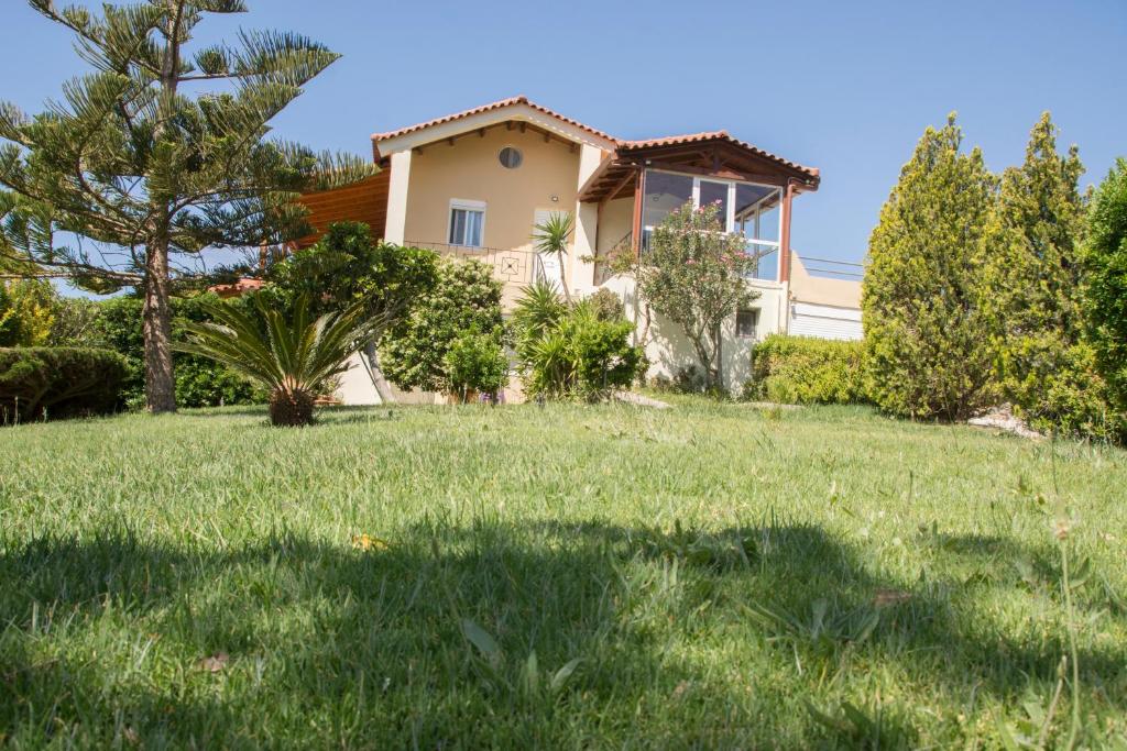 una casa en medio de un patio en Villa Erofili Plakias south Rethimno Crete, en Asómatoi