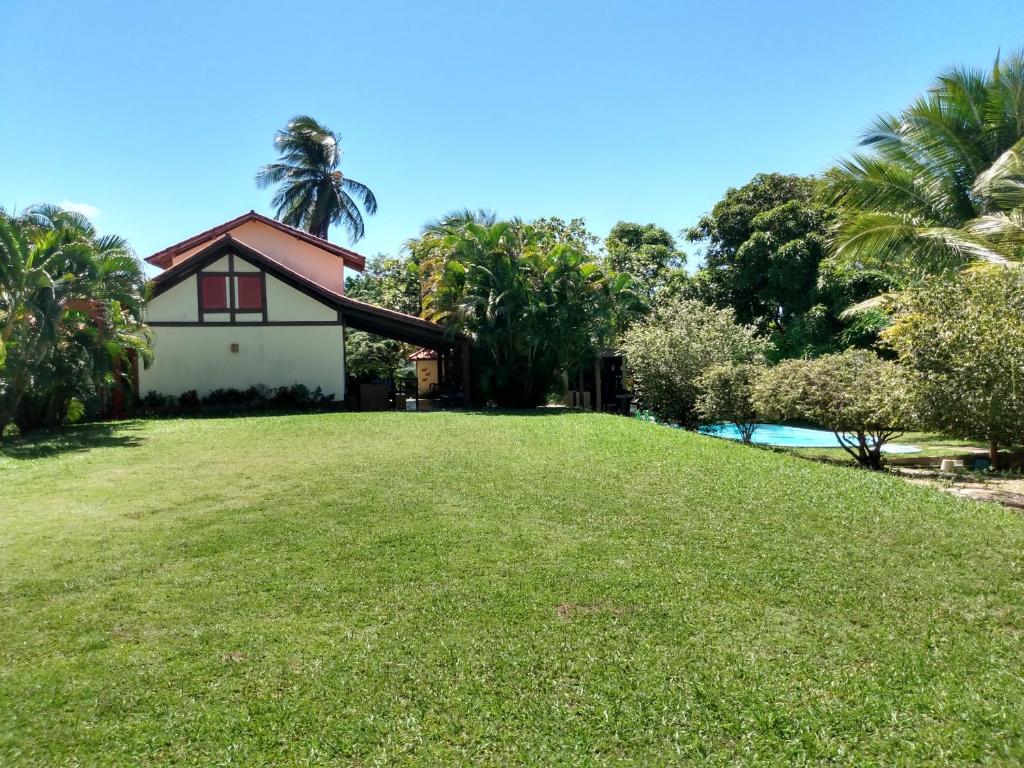 una casa en una colina con un gran patio en Sitio Ilha do Meio, en Itacimirim