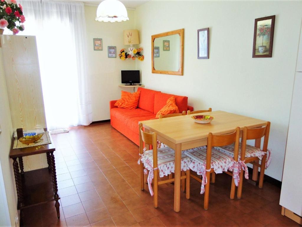 Televízia a/alebo spoločenská miestnosť v ubytovaní Lovely apartment in Caorle with terrace