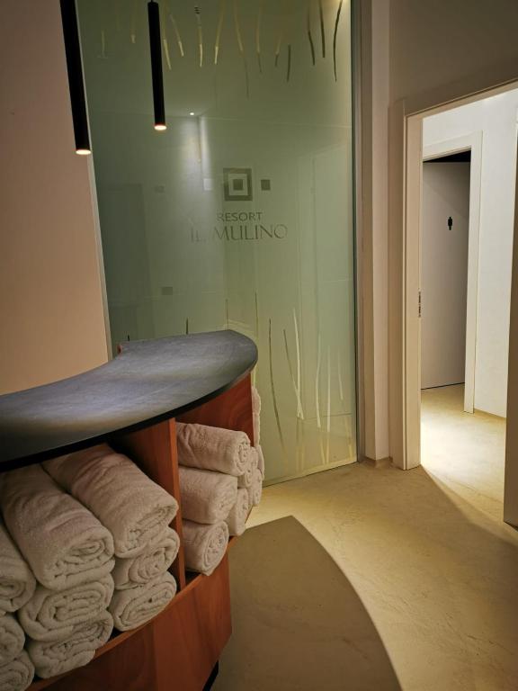 una habitación con una pila de toallas en un estante en Resort Il Mulino, en Favignana