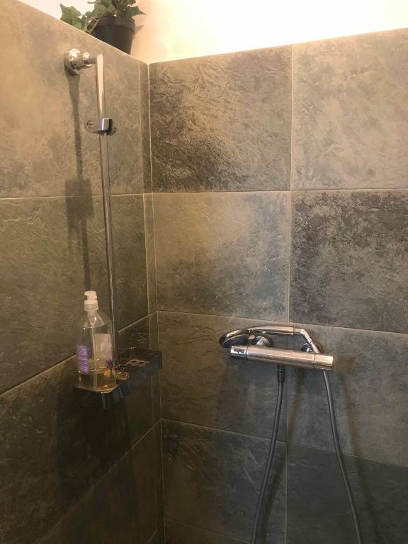 Koupelna v ubytování LA MAISON DE LA DUNE - Chambres Climatisées - Jacuzzi 1ère séance offerte - Piscine chauffée avec Abri Amovible - Plage située à 200m, accès direct par le bois
