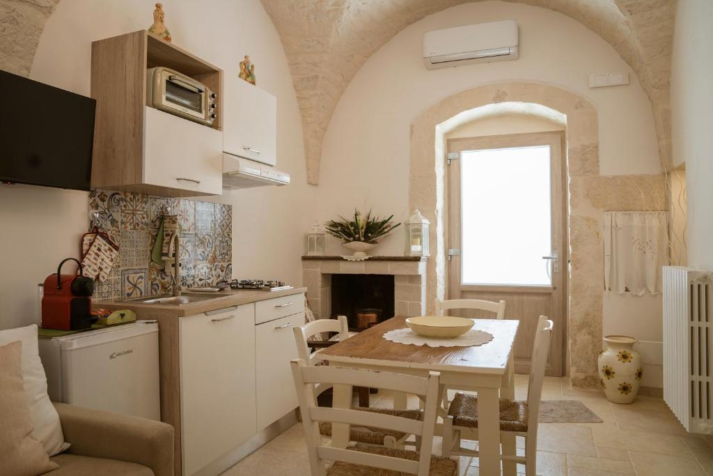 La Casa nel Vico في سيغلي ميسابيكا: مطبخ مع طاولة وغرفة طعام