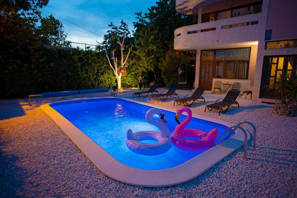 Bazén v ubytovaní Apartments Silver Tree alebo v jeho blízkosti