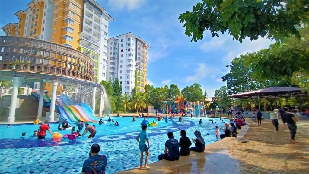 eine Gruppe von Menschen in einem Schwimmbad in einer Stadt in der Unterkunft Melaka Town Area Top 1 Family Lovers Water Themepark Suites By GGM in Malakka