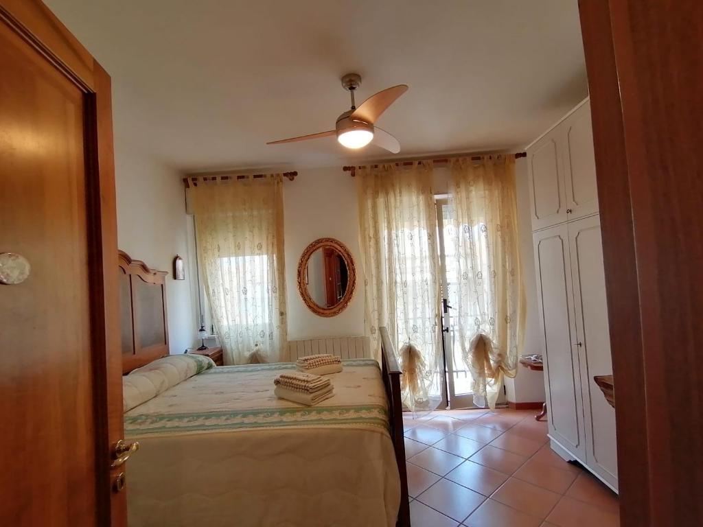 1 dormitorio con 1 cama y 1 perro en una habitación en Casa Giammarí, en Porto Recanati