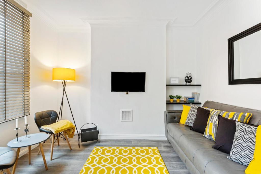 TV a/nebo společenská místnost v ubytování Spacious & Central Entire Home