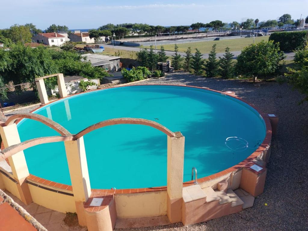 an overhead view of a large blue swimming pool at Masia La Bomba in Masnou
