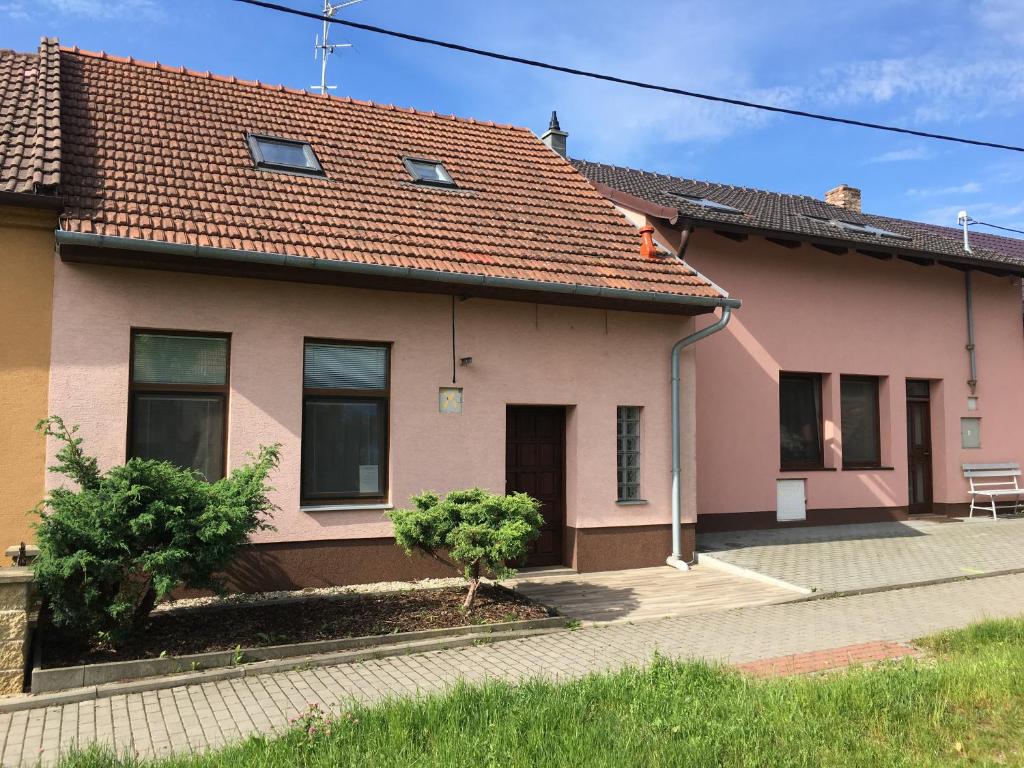 una casa rosa con tetto rosso di Chalupa a apartmány Morajda a Moravská Nová Ves
