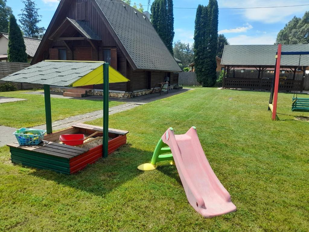 Herní místnost nebo prostor pro děti v ubytování Őzike Apartmanházak