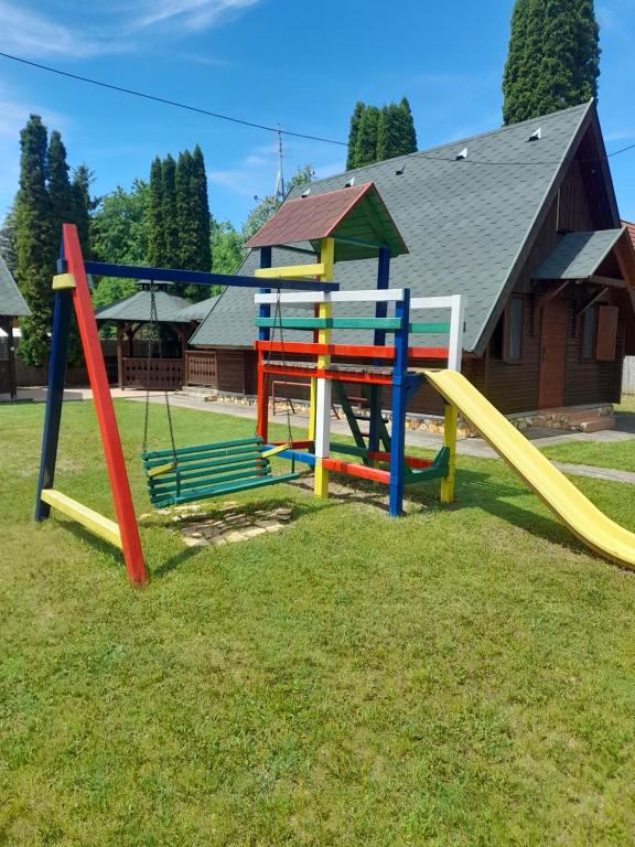 Herní místnost nebo prostor pro děti v ubytování Őzike Apartmanházak