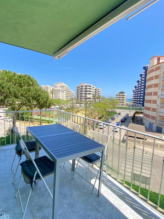niebieski stół i krzesła na balkonie w obiekcie Apartamento Ca Batallera Playa Gandia w mieście Playa de Gandia