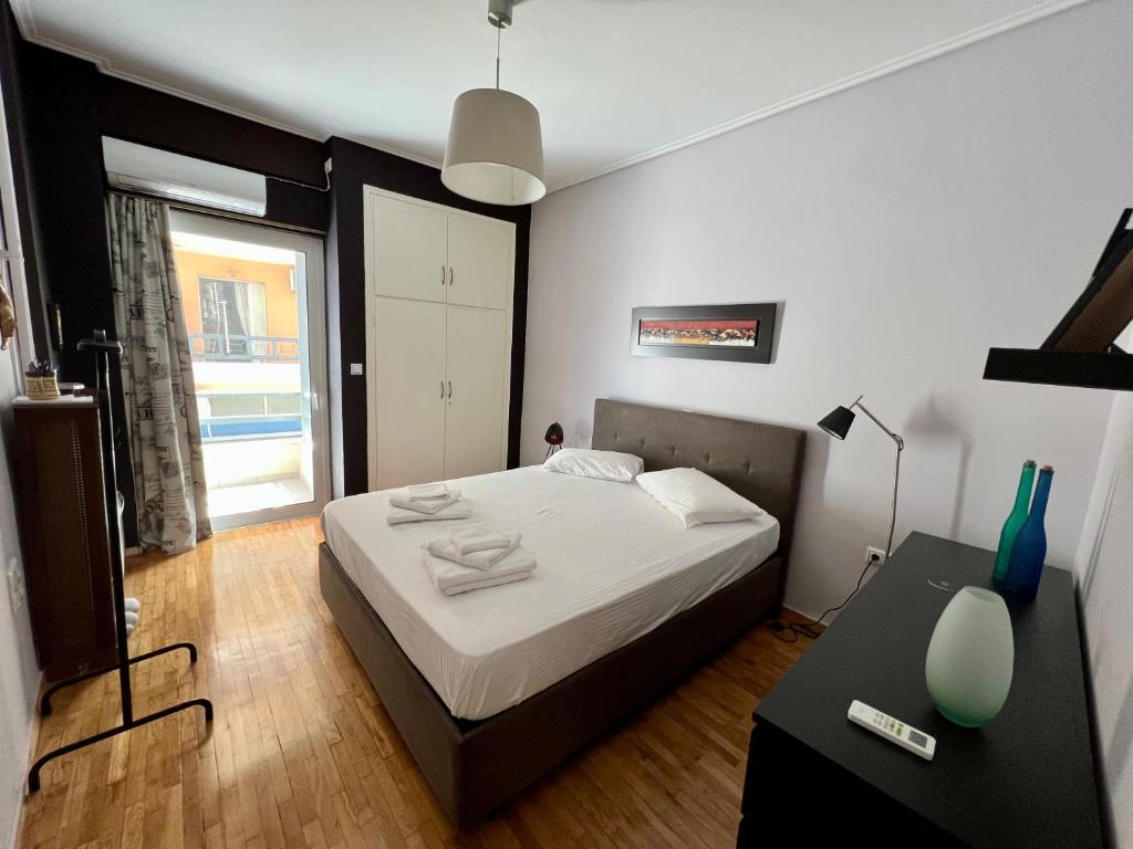 Cama ou camas em um quarto em Central Kalamata Cozy Apartment