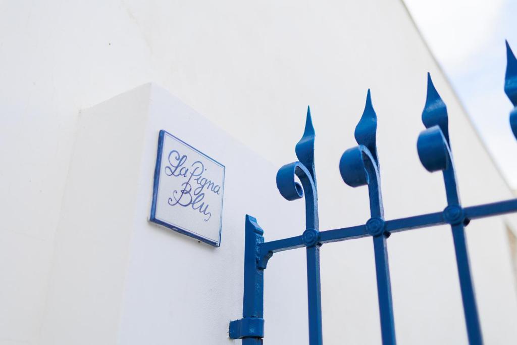 a sign on the side of a building with blue piping at La Pigna Blu in Anacapri