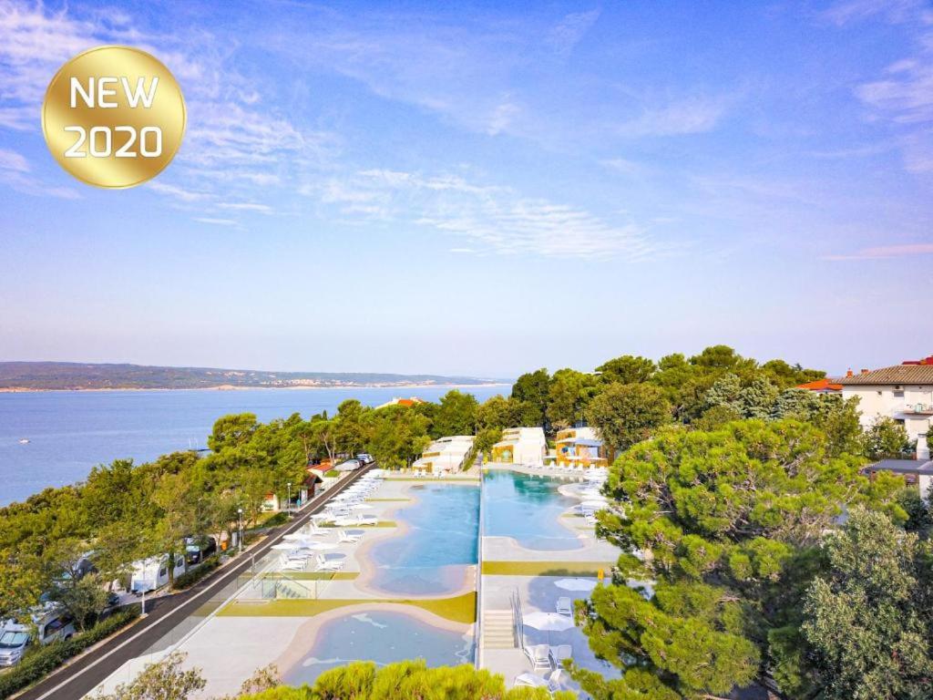 een luchtzicht op een resort met een zwembad bij Rosmarin&Olive Premium Mobile Homes in Selce