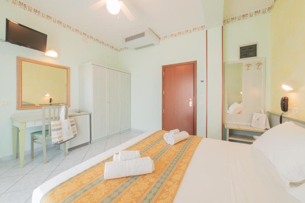 Postel nebo postele na pokoji v ubytování Hotel Cavalli
