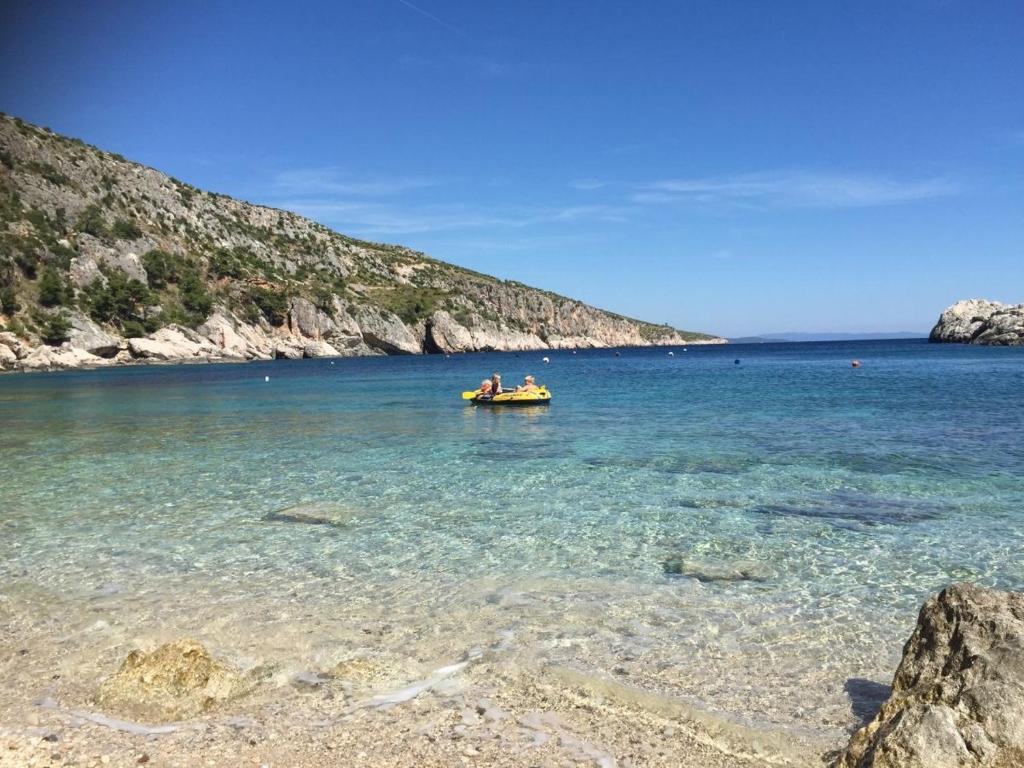 eine Gruppe von Menschen in einem Boot im Wasser in der Unterkunft Casa Poseidon in Zarače