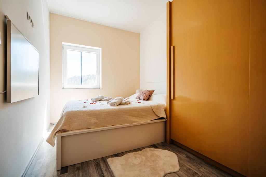 Postel nebo postele na pokoji v ubytování Green Hill Apartment