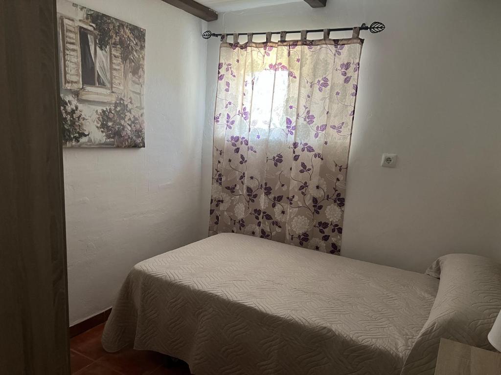 Łóżko lub łóżka w pokoju w obiekcie Alojamiento Rural Cortijo Alameda, Las Lagunillas