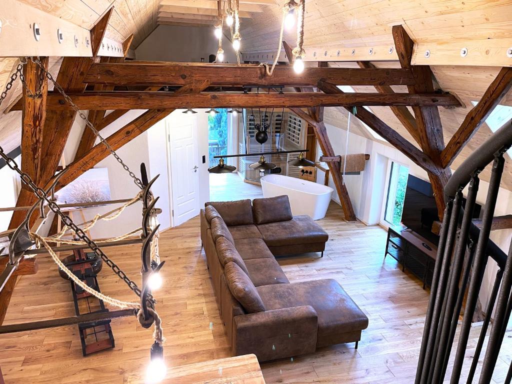ein Wohnzimmer mit einem Sofa und einem Tisch in der Unterkunft Igelnest Großthiemig in Großthiemig