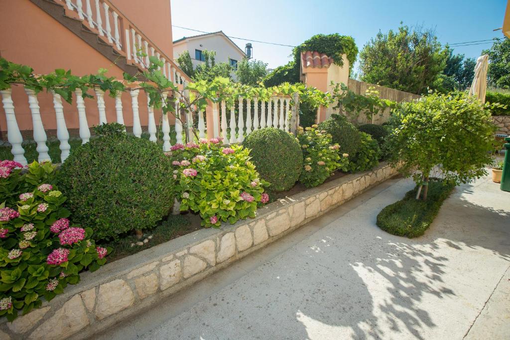 Zahrada ubytování Apartments Meri - 5