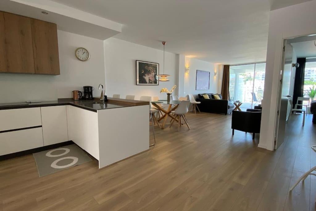 een keuken en een woonkamer met een tafel bij 2 bedroom Luxury apartment in Benalmádena in Benalmádena