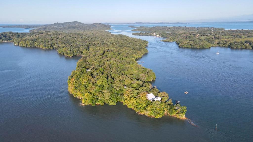 un'isola in mezzo a un grande corpo d'acqua di Boca Brava Lodge a Boca Chica