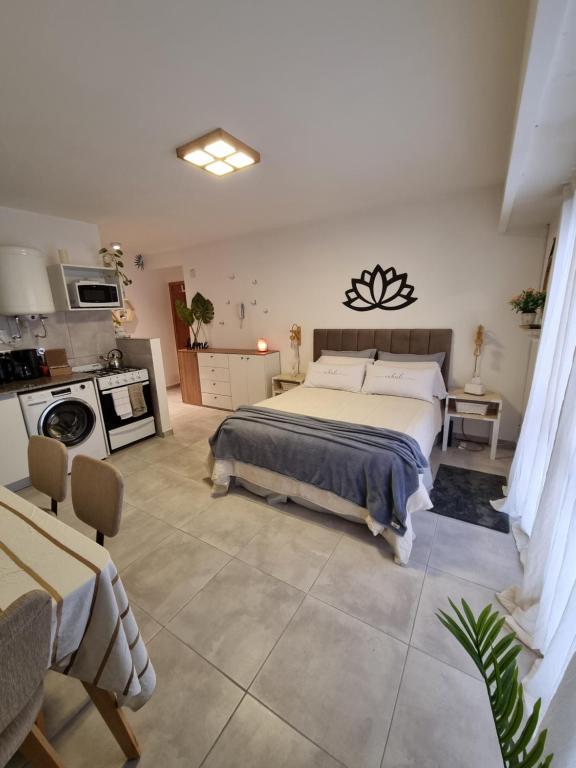 1 dormitorio con 1 cama grande y cocina en Mi Lugar en Rosario 2 - Loft céntrico VIP con cochera opcional en Rosario