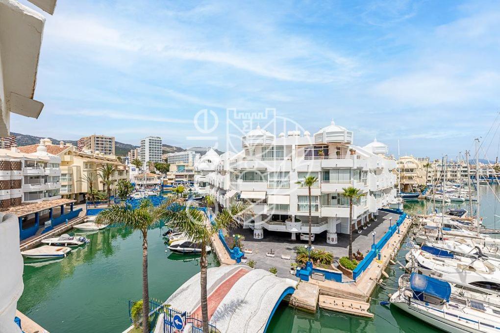 Apartment PUERTO DE BENALMADENA HOLIDAY RENTALS VISTAS AL MAR Y YATES CON PISCINA Malaga