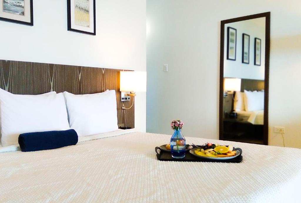 Postel nebo postele na pokoji v ubytování Trade Winds Hotel