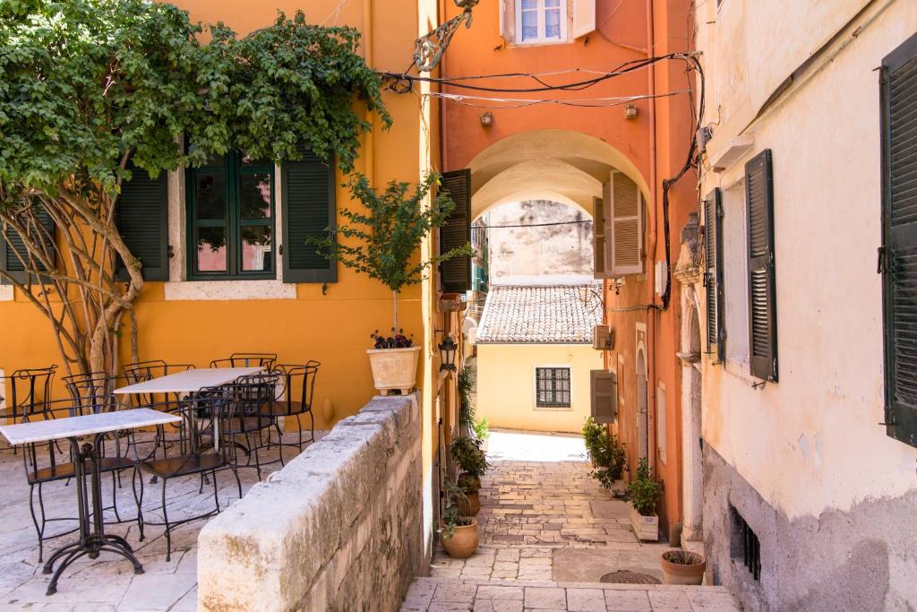 alejka na Starym Mieście ze stołami i krzesłami w obiekcie Fontana Di Corfu 2 w Korfu